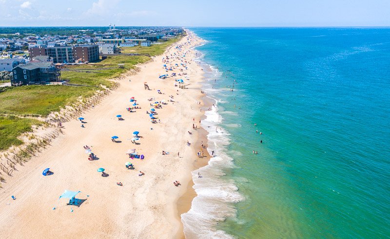 overview of a busy beach
