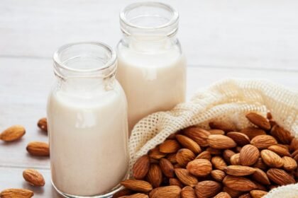 How to Make Almond Milk at Home (2-Ingredient Recipe)