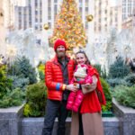 Family with kids in front of the Rockefeller Christmas Tree in NEW YORK CITY