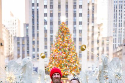 Family with kids in front of the Rockefeller Christmas Tree in NEW YORK CITY