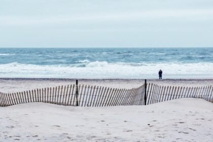waves crashing to shore in the hamptons